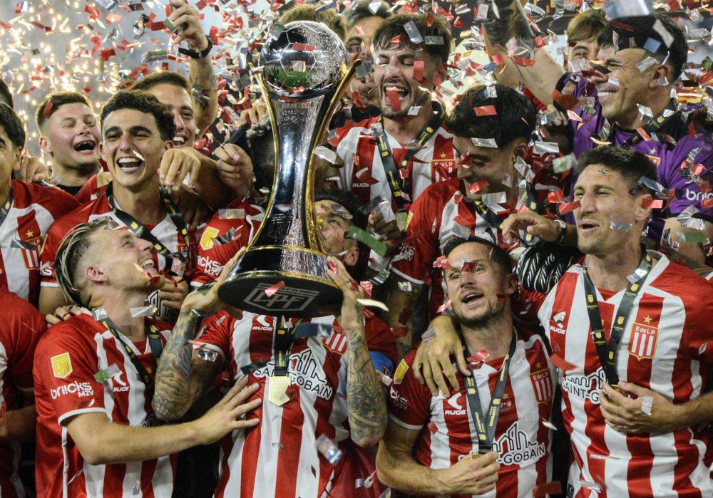 con un doblete de alario estudiantes se lo dio vuelta a platense y se corono campeon del trofeo de campeones