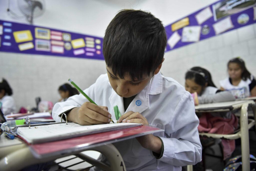 la educacion en jaque el gobierno nacional recorta los fondos para los maestros y los comedores escolares