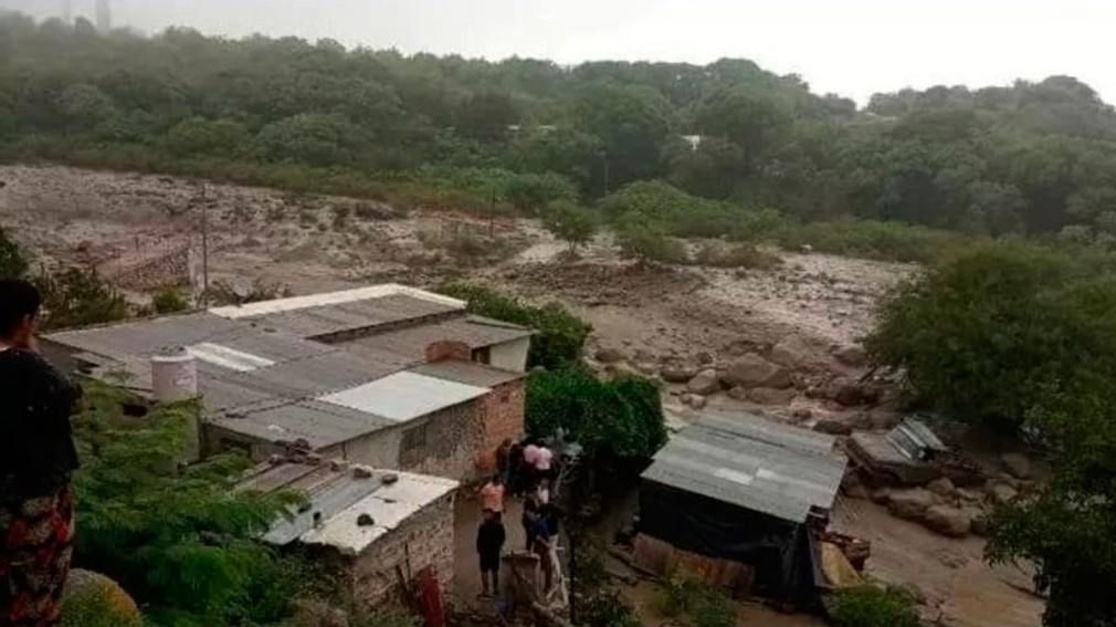 se salvaron de milagro por curiosos casi se los lleva un aluvion en catamarca video