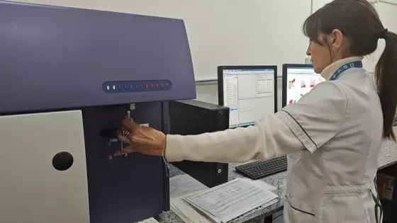 en salta se procesan muestras de sangre de pacientes pediatricos con leucemia