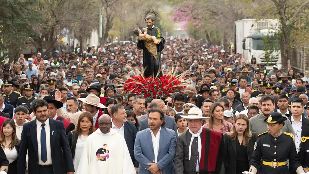 vaqueros celebro a san cayetano con fe tradicion y presencia del gobernador