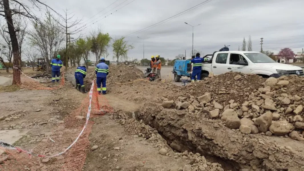 aguas del norte realiza un empalme de canerias para optimizar el servicio en zona norte