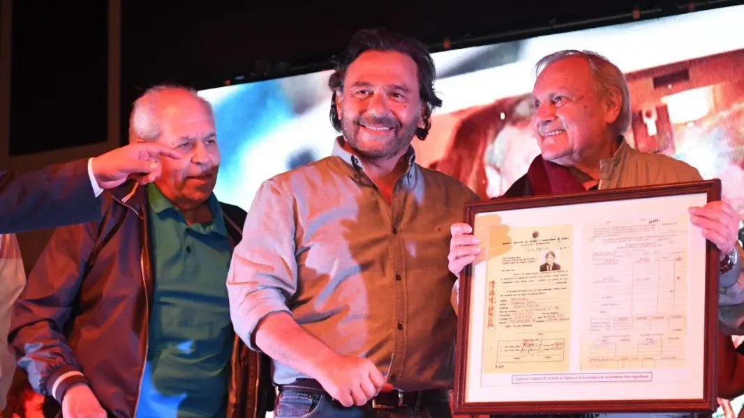 los homenajes deben hacerse en vida saenz encabezo el tributo a la trayectoria de roberto ternan