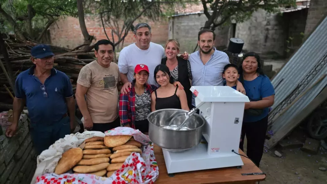 el gobierno entrego maquinaria y herramientas a mas de 140 emprendedores de toda la provincia