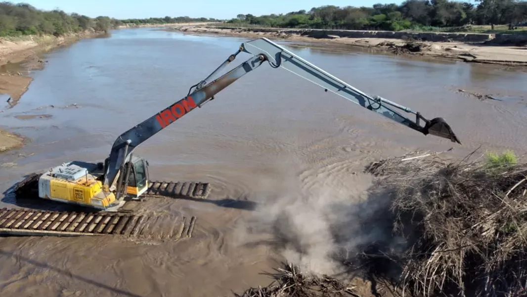 avanzan las obras de defensa en el rio pilcomayo para proteger comunidades del norte salteno