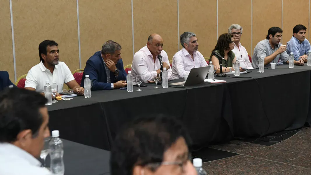 tras aprobarse el presupuesto 2026 el gobierno salteno reabre la pulseada salarial con un esquema de pagos quincenales