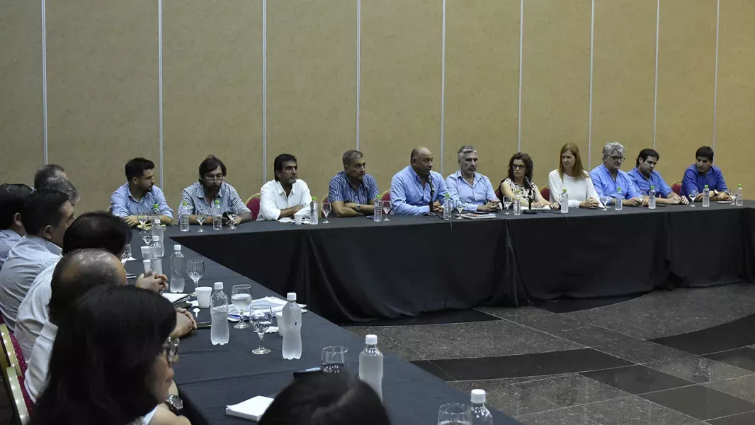 el gobierno avanzo con la intergremial propuso mantener pagos quincenales y otorgar un bono de 180 000
