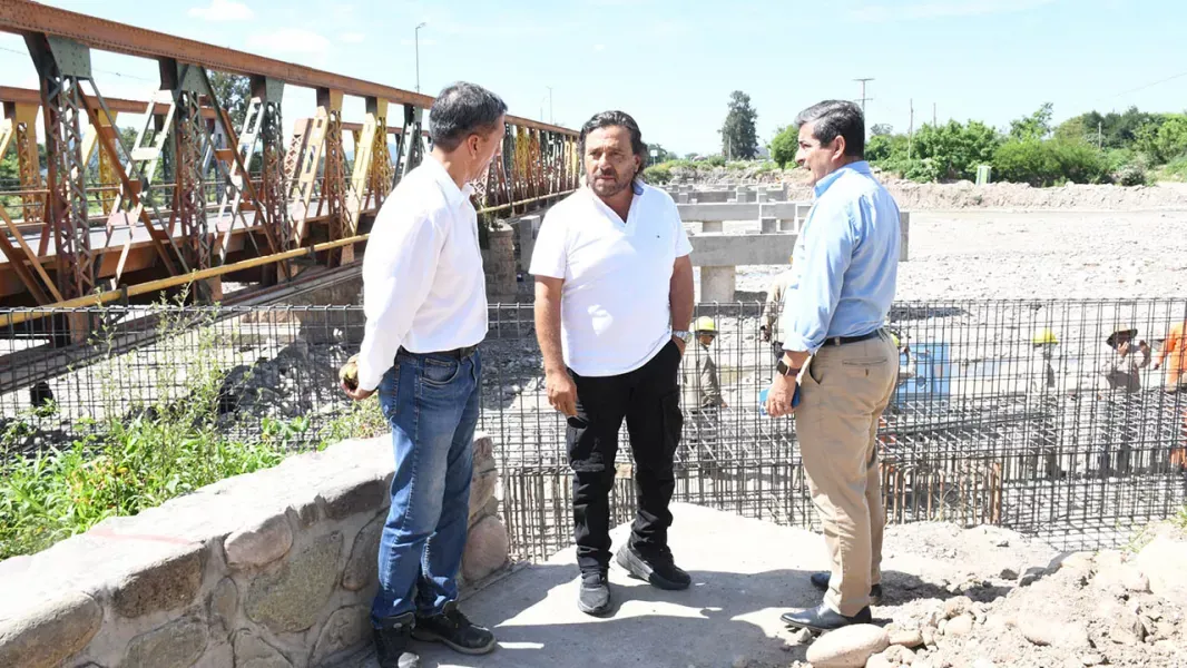 saenz recorrio la obra de los nuevos puentes sobre el rio vaqueros y su circunvalacion