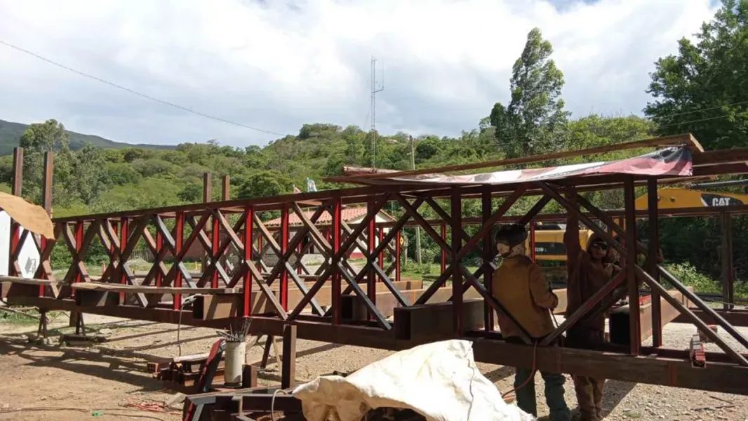 construyen un tercer tramo del puente bailey para mejorar la conectividad en los toldos