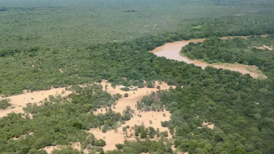 monitorean la crecida de rios en el norte salteno y preparan asistencia aerea para comunidades