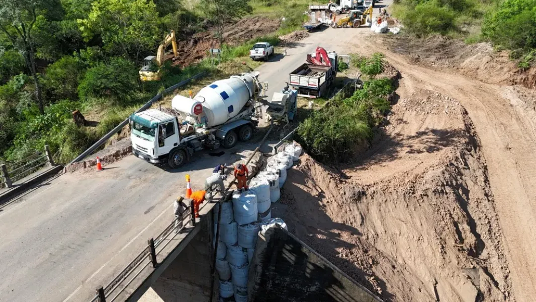 avanza la reparacion del puente sobre el arroyo las hacheras en la ruta provincial 5