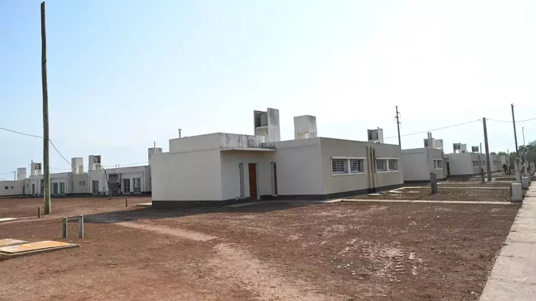 el gobierno de salta entrega 40 viviendas en apolinario saravia