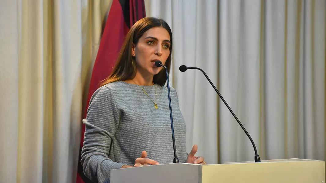 saenz congela sueldos de funcionarios y frena gastos por la caida de ingresos