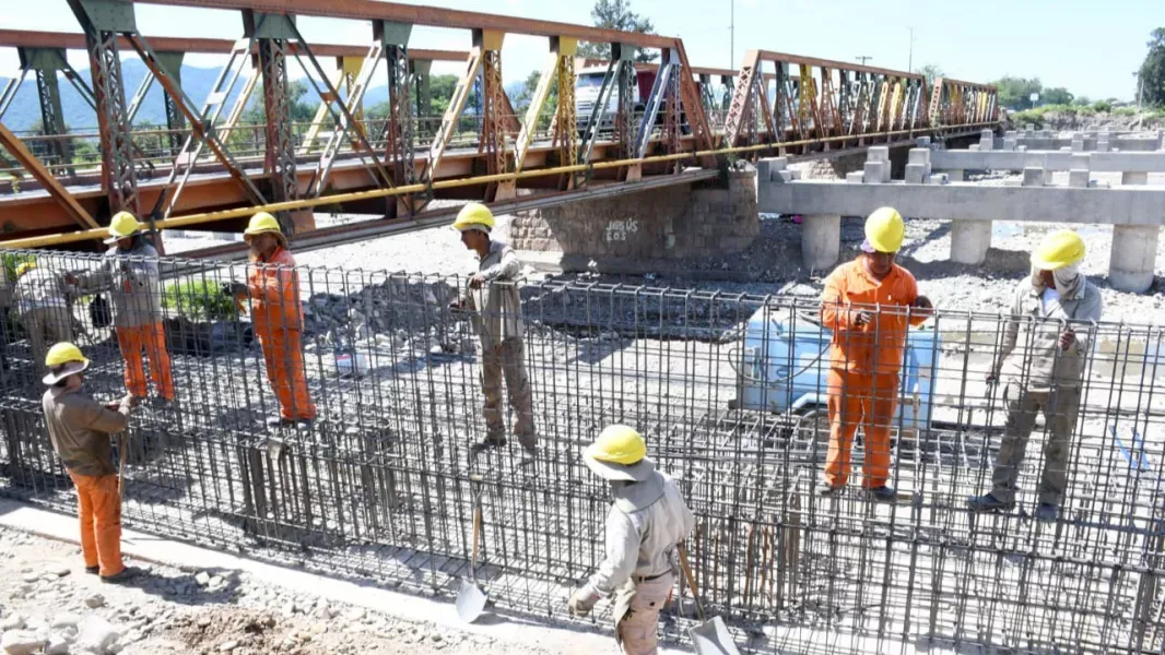 comenzara la colocacion de vigas en el primer puente sobre el rio vaqueros