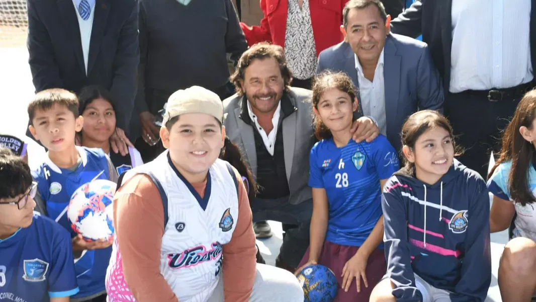 saenz inauguro en coronel moldes un playon deportivo que beneficiara a cuatro barrios