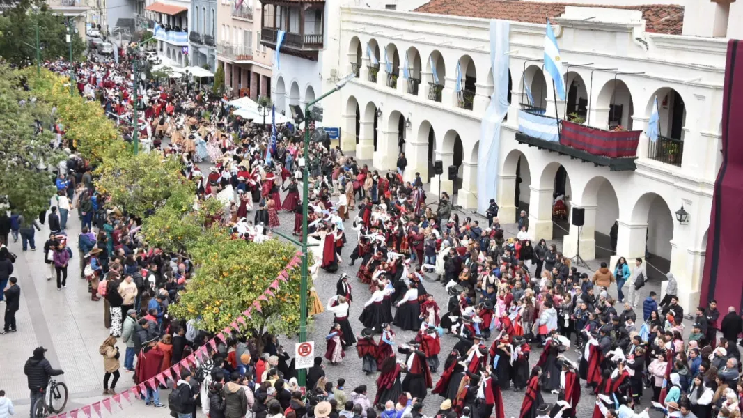 mas de 1 500 bailarines celebraron el 25 de mayo en una fiesta federal de danza y tradicion
