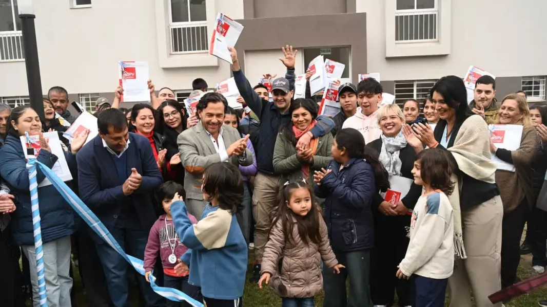 saenz entrego 48 viviendas en rosario de la frontera
