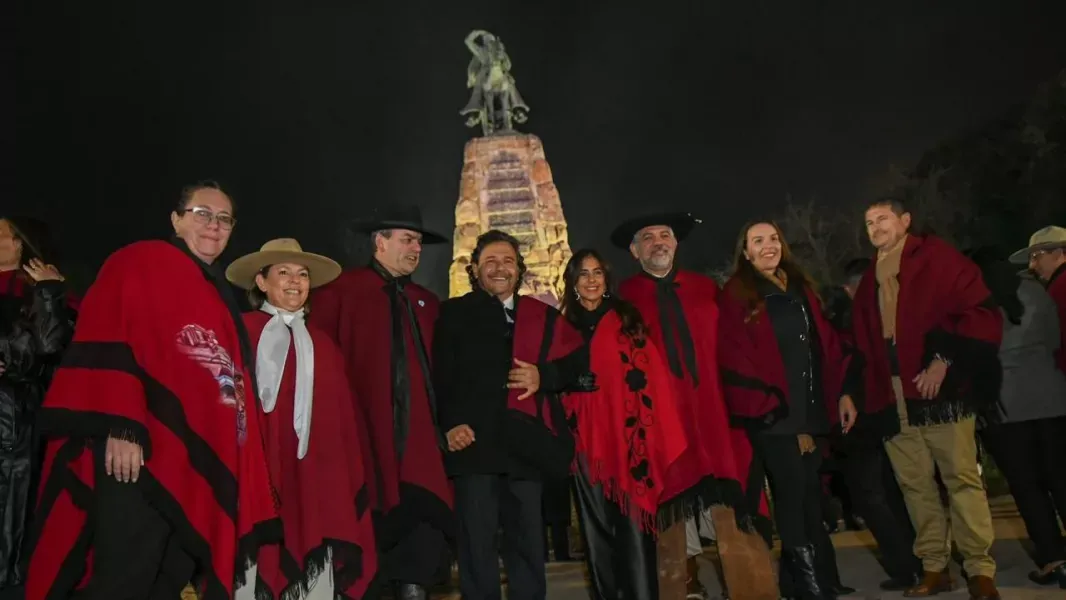 miles de saltenos participaron de la guardia bajo las estrellas en homenaje a guemes