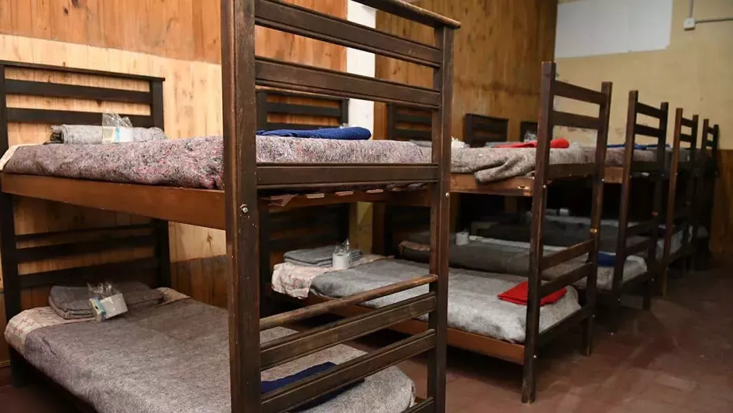 el hogar de noche asistio a un promedio de 65 personas por jornada durante el invierno