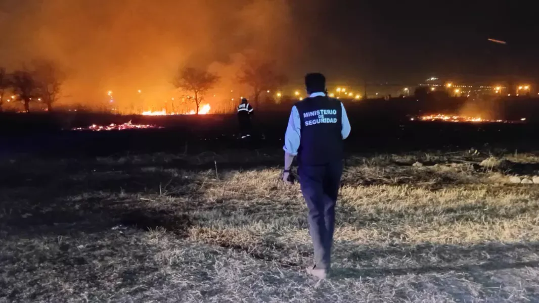 continuan los operativos por los incendios y piden evitar las zonas mas afectadas de la ciudad