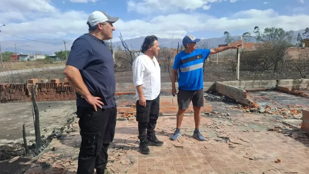 saenz recorrio barrio el refugio y superviso la asistencia a las familias afectadas por los incendios