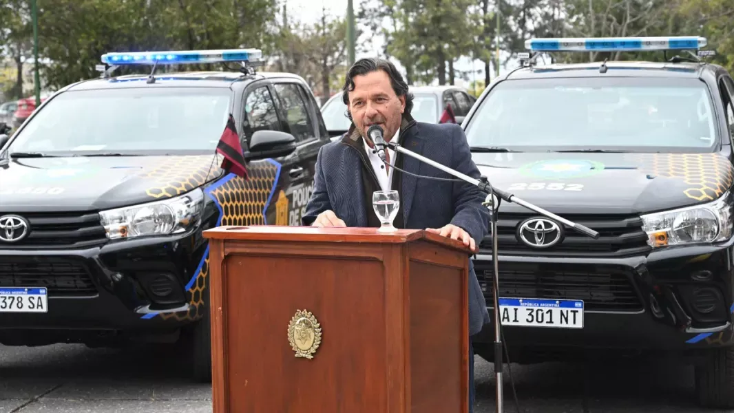 saenz reforzo la flota policial con 10 moviles y destaco que ya se renovo el 60 del parque automotor