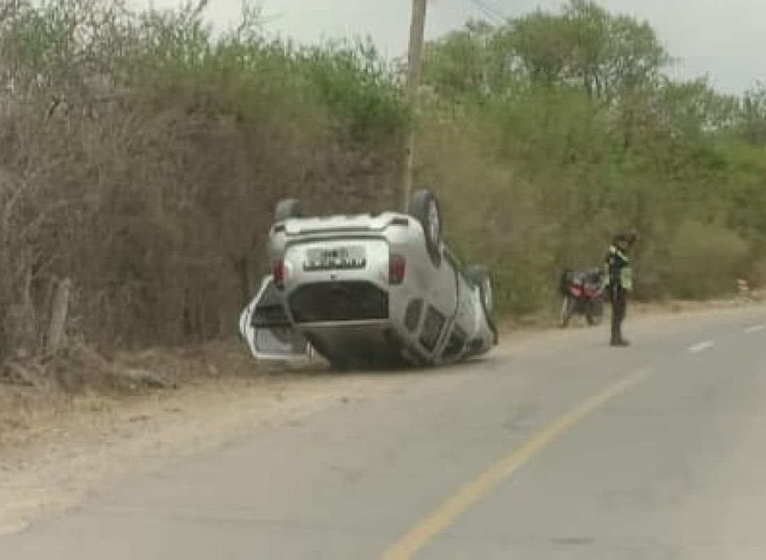 pudo ser una tragedia una camioneta choco contra un alambrado y quedo patas arriba
