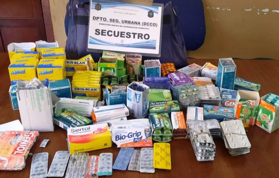 sospechoso ingeria alcohol en la via publica mientras manipulaba un bolso lleno de medicamentos