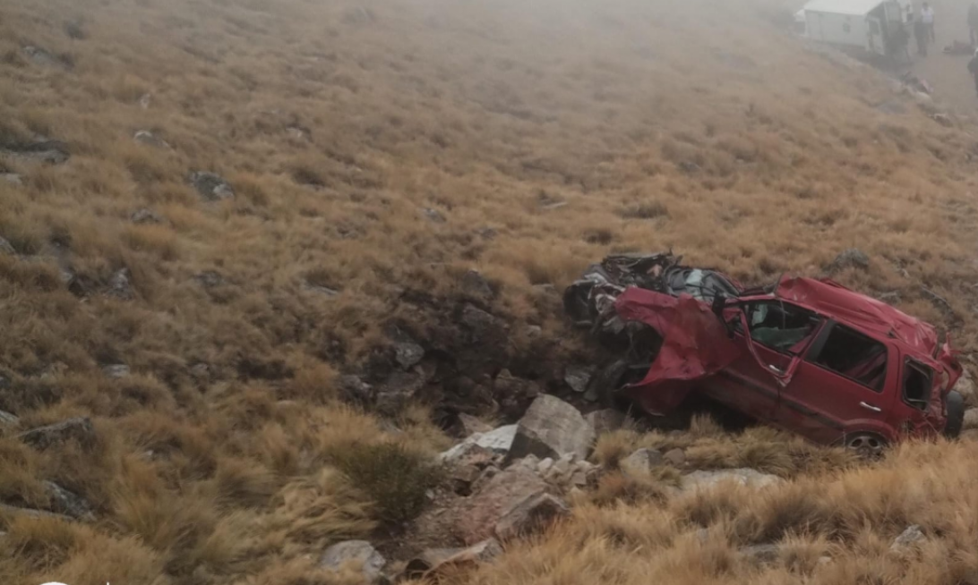 santa victoria dos mujeres murieron al caer su auto por un precipio