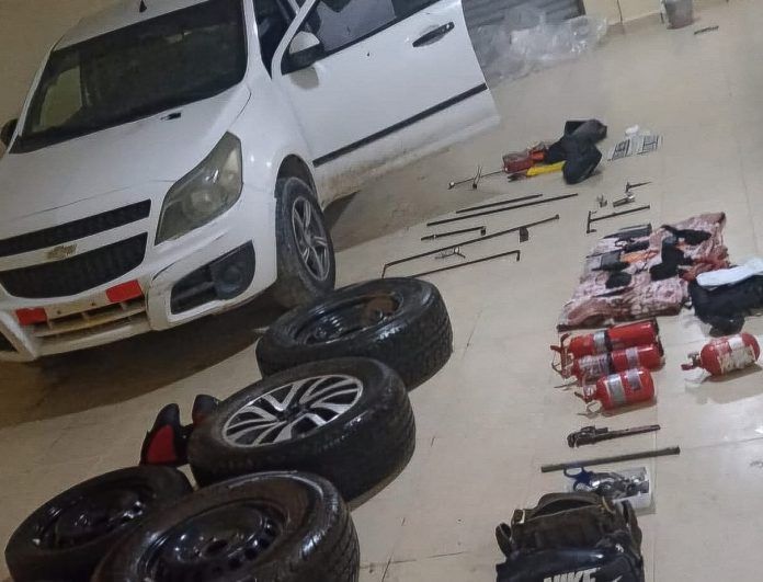 detienen a dos personas por robo agravado y secuestran inhibidores vehiculos y objetos robados