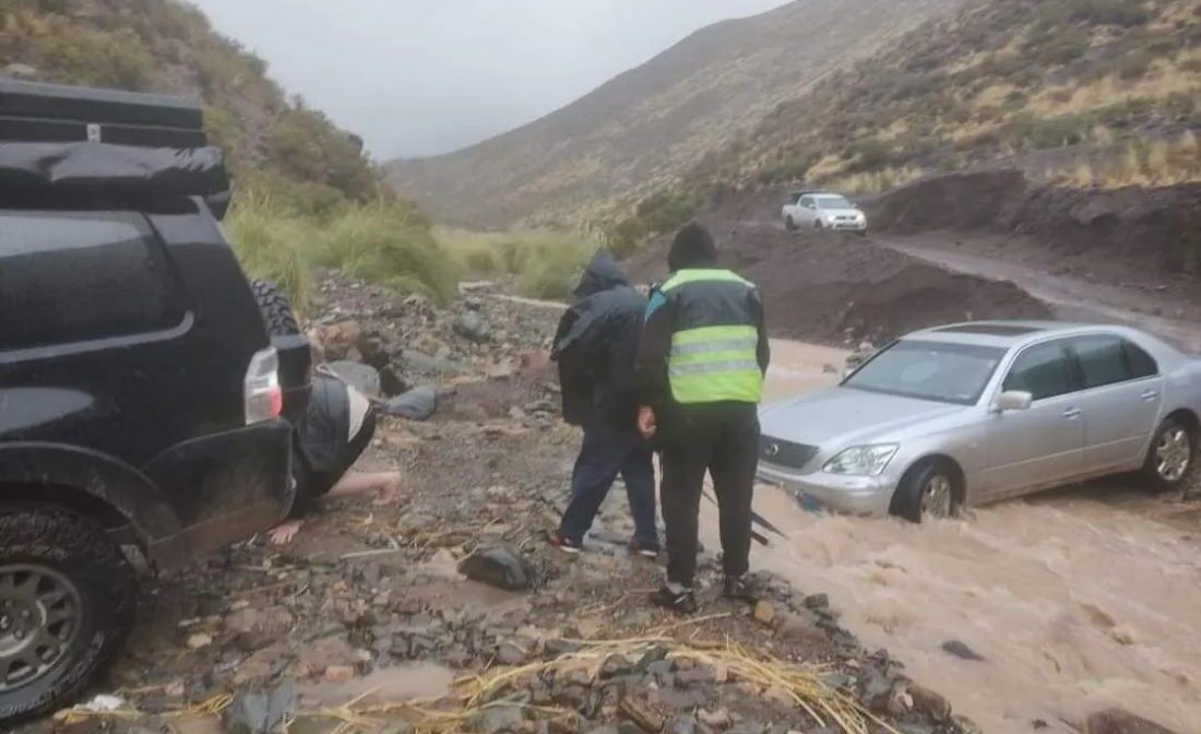 turista brasileno quedo varado en su auto por la crecida de un rio