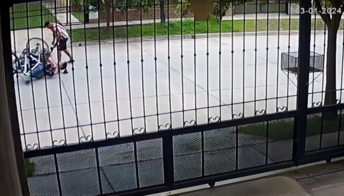 el huaico un motochorro intento robarle a una mujer en plena luz del dia video