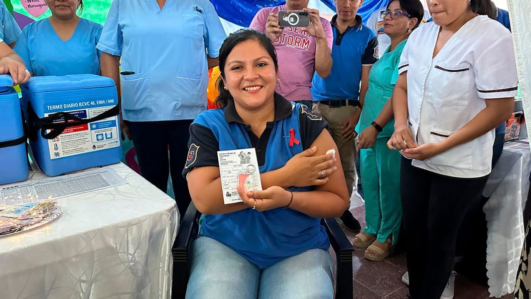 policias y docentes de las areas mas afectadas por el dengue comenzaron a ser vacunados