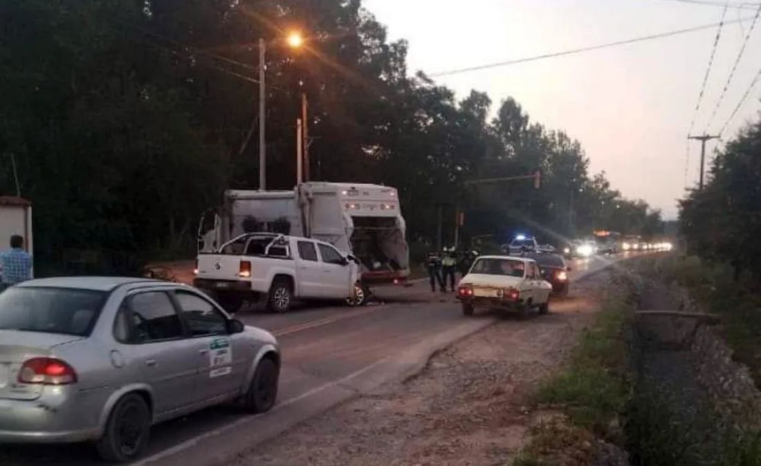 una camioneta impacto de frente con el camion recolector de la merced