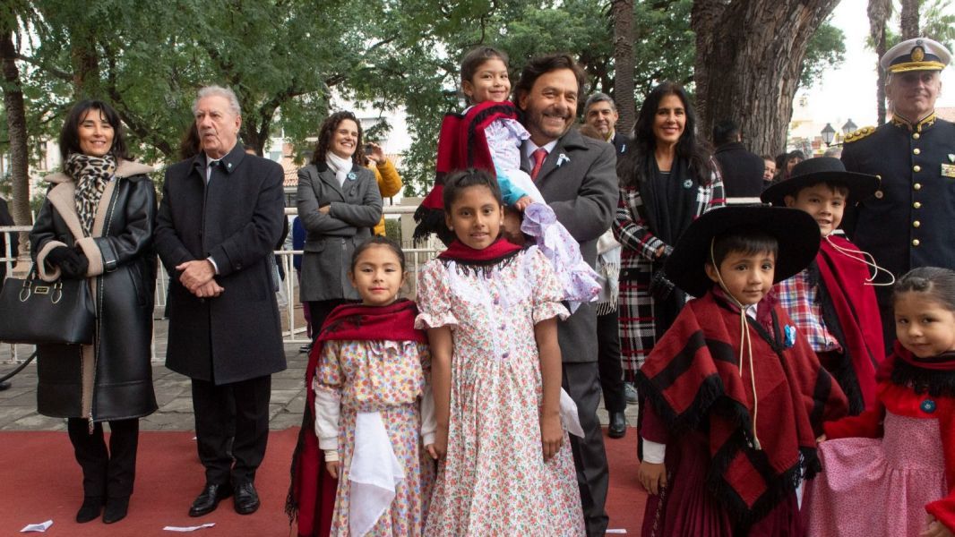 el gobernador saenz encabezo los actos centrales por el 214 aniversario de la revolucion de mayo