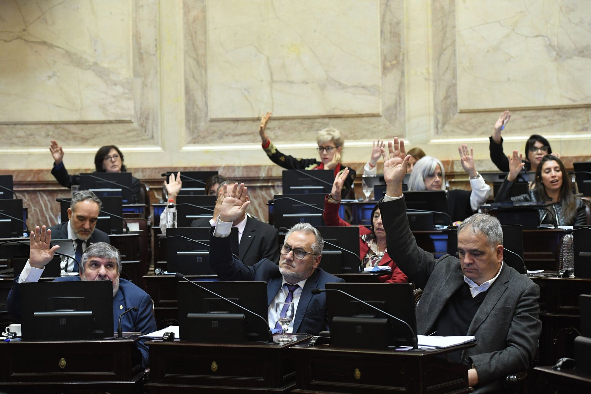 polemica en el senado nacional el nuevo sueldo supera 30 jubilaciones minimas