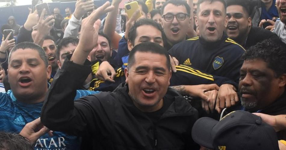 riquelme le gano la pulseada a macri y es el nuevo presidente de boca