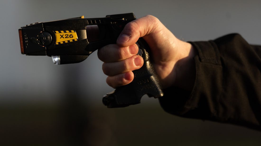 diputados saltenos reabren el debate por el uso de pistolas taser
