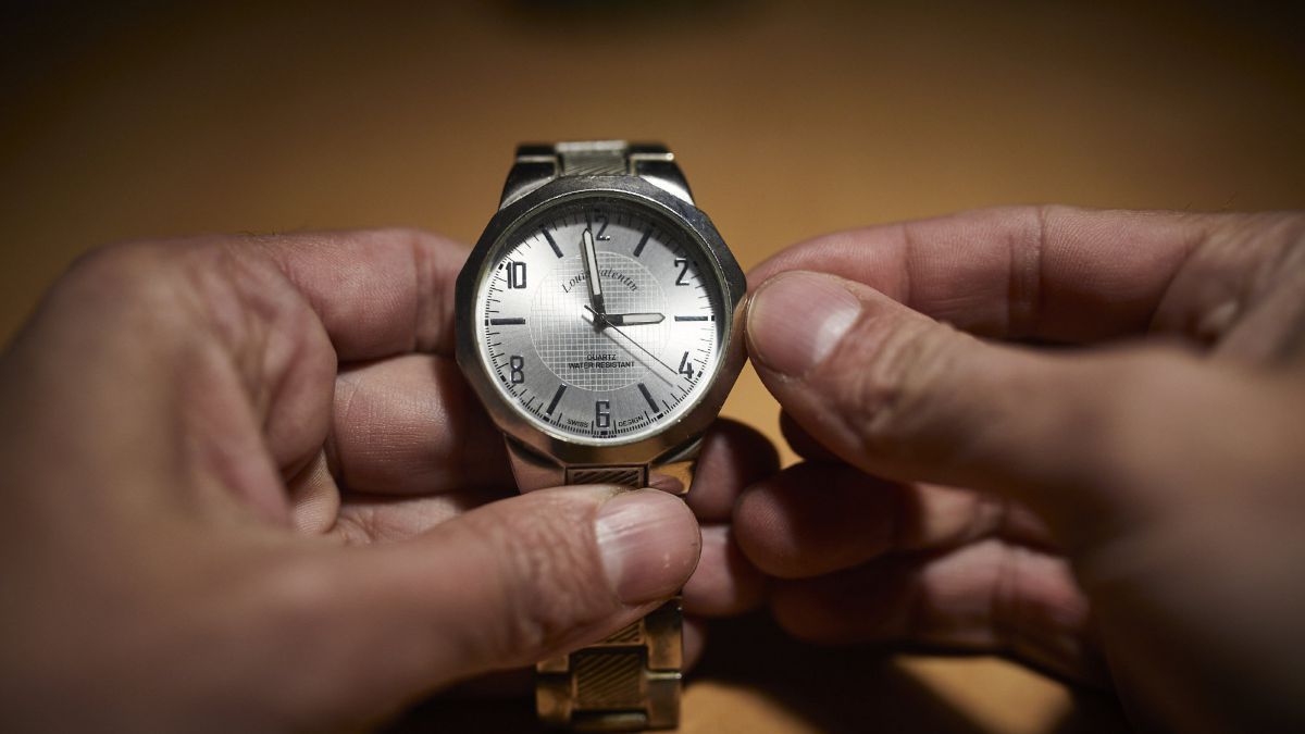 nuevamente se discutira ajustar los relojes en argentina en invierno