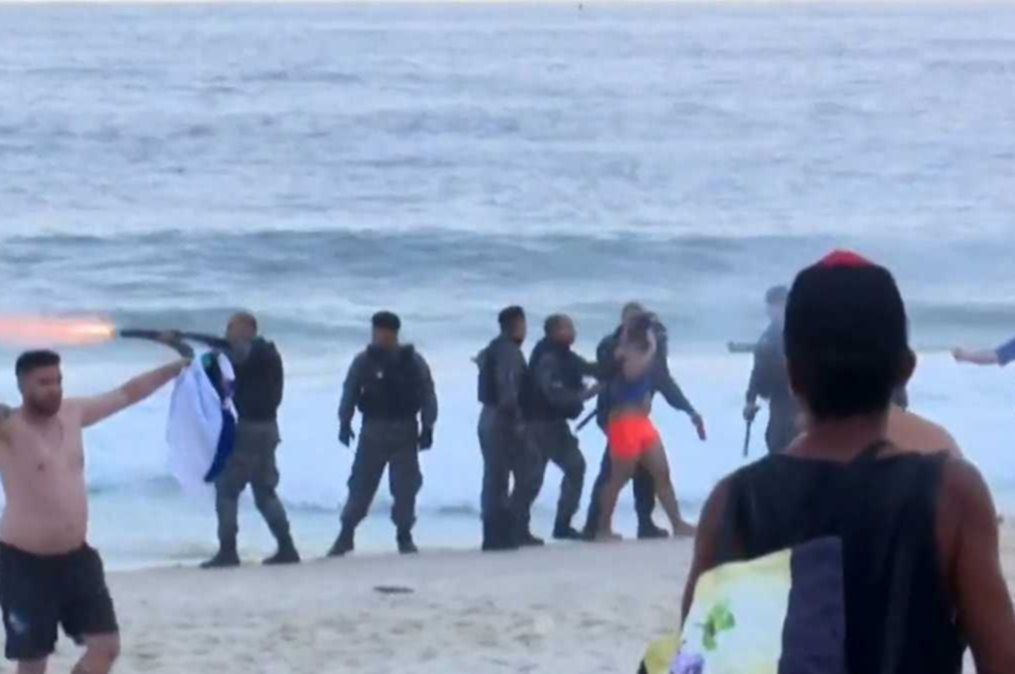 video la policia brasilena reprimio con balas y golpes a hinchas de boca que festejaban en la playa de rio