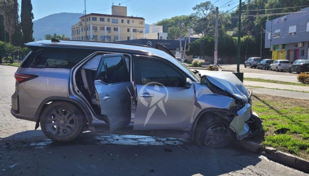 choque de lujo en av bicentenario dos camionetas de alta gama se estrellaron