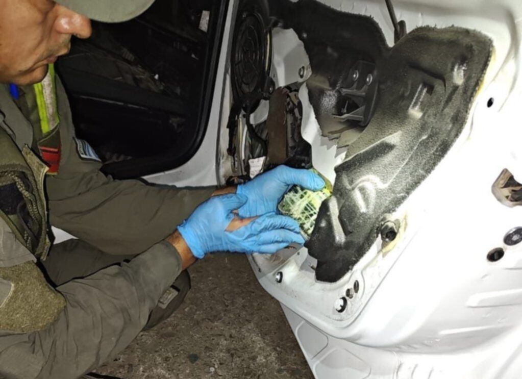 viajaban de salta a la rioja con cocaina y marihuana oculta en su vehiculo video