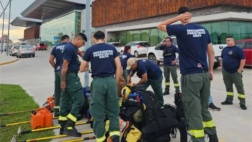 incendios en la patagonia salta envio brigadistas para reforzar el combate en el parque nacional los alerces