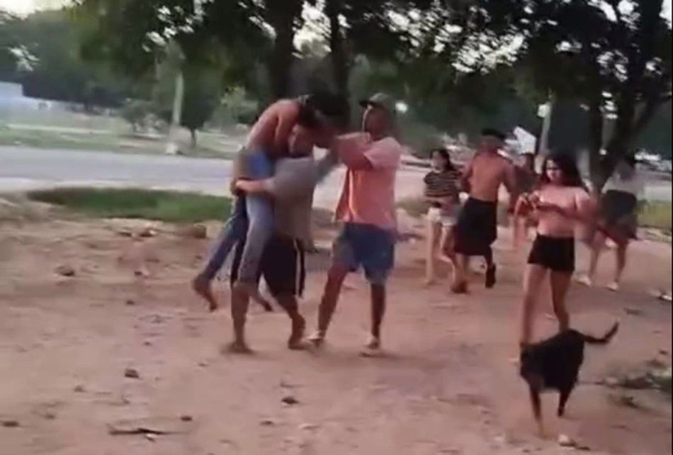 infierno en embarcacion apunalan y hieren de gravedad a un padre y su hijo menor buscan a 60 violentos