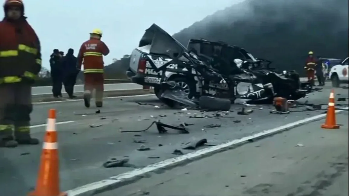 siniestro en la ruta 9 una camioneta quedo destrozada tras impactar con un camion