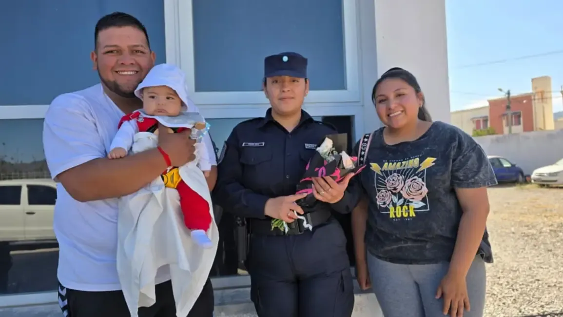 mujer policia salvo a un bebe de 3 meses en el huaico