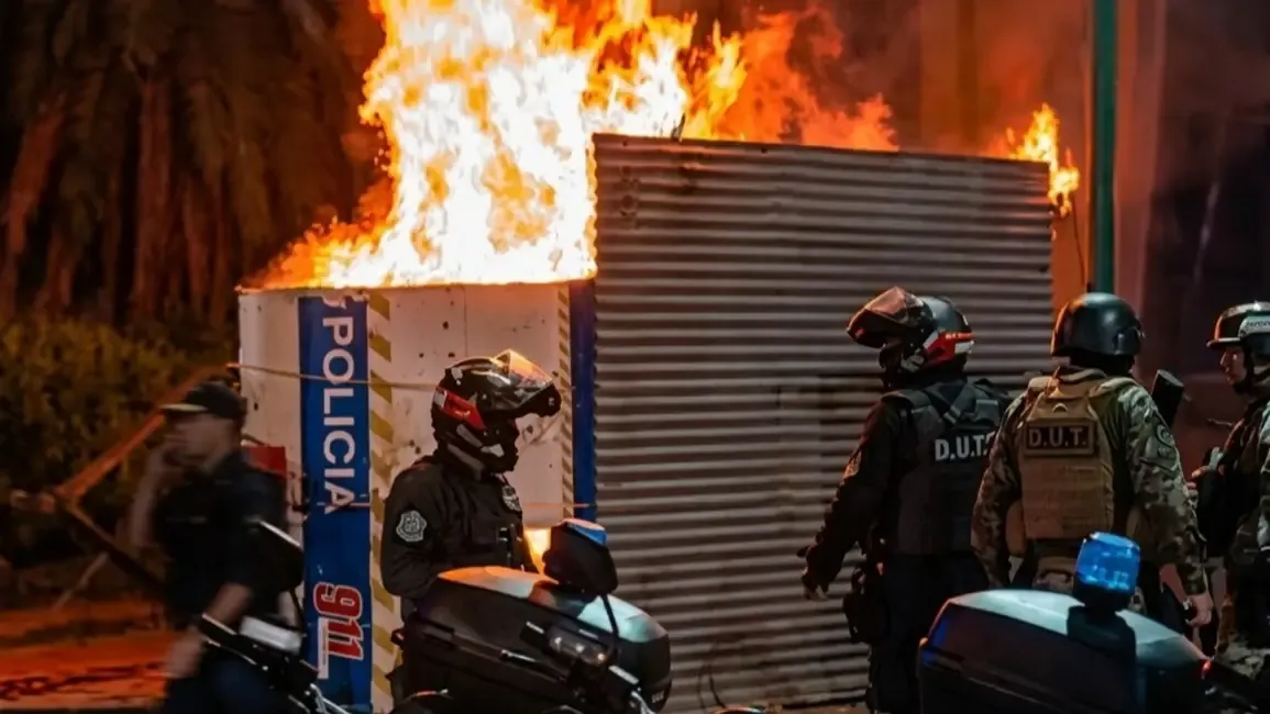 barrio santa lucia disparos un muerto y una garita policial incendiada