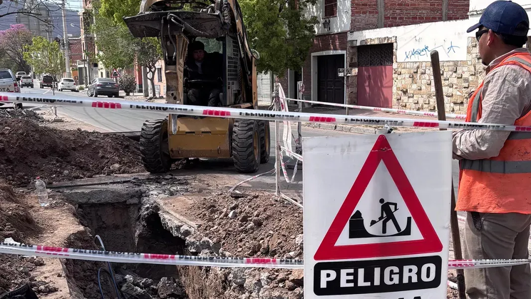 salta avanza con el recambio de canerias en el macrocentro la provincia sostiene una obra abandonada por nacion