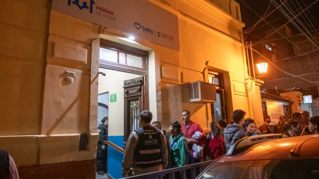 reabrio el hogar de noche y asistio a 39 personas en su primera jornada