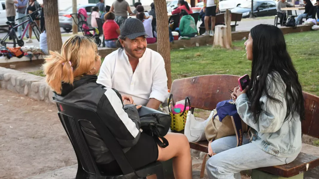 saenz acompano a los jovenes de san carlos en la previa del desfile de primavera